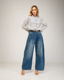 Jeans tipo balloon de cintura alta, con bolsillos frontales, y elástico atrás. Incluye cinturón