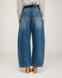 High-waisted balloon jeans with front pockets and elastic at the back. Belt included