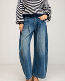 High-waisted balloon jeans with front pockets and elastic at the back. Belt included