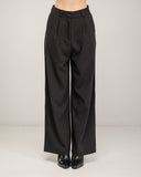 Pantalón de vestir recto de cintura alta,  con pinzas y bolsillos laterales. Falso bolsillo atrás