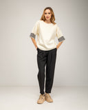 Pantalón de vestir recto con pinzas de cintura alta, presillas, boslillos laterales, y bolsillo atrás con boton y tapa