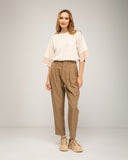 Pantalón de vestir recto con pinzas de cintura alta, presillas, boslillos laterales, y bolsillo atrás con boton y tapa
