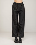 Pantalón recto de vestir con pinzas, de cintura lata,  bolsillos delateros 2 boslillos traseros, uno falso