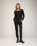 Pantalon de vestir negro entallado con bolsillos laterales y falsos bolsillos atrás