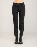 Pantalon de vestir negro entallado con bolsillos laterales y falsos bolsillos atrás
