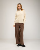 Pantalon de vestir recto de pata ancha, bolsillos laterales y falsos bosillos atrás