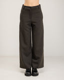 Pantalon de vestir recto de pata ancha, bolsillos laterales y falsos bosillos atrás
