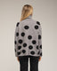 Jersey amplio de lunares con cuello alto