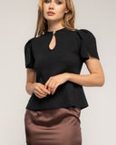 Jersey de punto fino con pliegues en los hombros  y cuello con apertura con boton - Tantra Spain