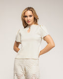 Jersey de punto fino con pliegues en los hombros  y cuello con apertura con boton - Tantra Spain
