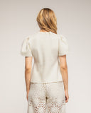 Jersey de punto fino con pliegues en los hombros  y cuello con apertura con boton - Tantra Spain