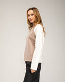 Two-tone fine knit sweater with a crew neck, oversized fit and long sleeves