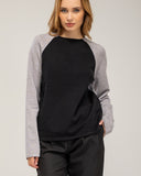 Two-tone fine knit sweater with a crew neck, oversized fit and long sleeves