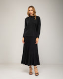Fine-knit sweater with a crew neck, ribbed at the sides and hem