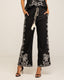 Conjunto de blusa sin mangas y pantalón ancho.