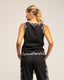 Conjunto de blusa sin mangas y pantalón ancho.