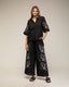 Set de pantalon y blusa con bordados de flores en las mangas, cuello y en el pantalon. Mangas abullonadas y pantalon con pinzas y bolsillos.