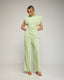Set de pantalon recto con pinzas y bolsillos laterales. Top de manga corta con hombreras, frunce lateral y largo asimetrico.
