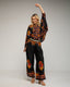 Set de blusa y pantalón, estampado de flores con bordados y lentejuelas. Pantalón de cintura elastica con bolsillos y el top de corte oversize.