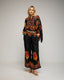Set de blusa y pantalón, estampado de flores con bordados y lentejuelas. Pantalón de cintura elastica con bolsillos y el top de corte oversize.