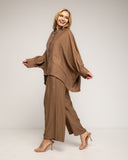 Set de pantalón con cintura elástica y camisa de manga murciélago, estilo oversize con botones dorados - Tantra Spain