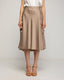 Falda midi de raso estilo cargo con bolsillos de cintura elástica y cremallera invisible lateral.