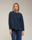 Camiseta oversize con cortes transversales y verticales.