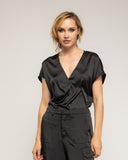 Top de raso de manga corta con cuello pico y pliegue en el pecho  - Tantra Spain