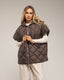 Chaleco acolchado oversize con capucha y cierre de clips en los laterales, y bolsillos.