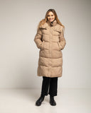 Abrigo acolchado con capucha no desmontable. Beige. - Tantra Spain