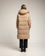 Abrigo acolchado con capucha no desmontable. Beige. - Tantra Spain