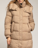 Abrigo acolchado con capucha no desmontable. Beige. - Tantra Spain
