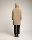 Abrigo impermeable con capucha y cierre de clip. Beige. - Tantra Spain