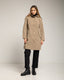 Abrigo impermeable con capucha y cierre de clip. Beige. - Tantra Spain