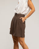 Bermudas con pinzas, bolsillos y cinturón (BROWN) - Tantra Spain