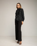 Blusa de lunares con volantes en el pecho. (NEGRA) - Tantra Spain