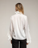 Blusa de raso con volantes en el cuello y puños. (WHITE) - Tantra Spain