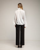 Blusa de raso con volantes en el cuello y puños. (WHITE) - Tantra Spain