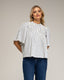 Blusa de rayas con bordado nido de abeja, cuelllo mao y manga corta. - Tantra Spain