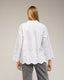 Blusa ovesize con bordados en las mangas y en la parte inferior, mangas acampanadas. - Tantra Spain