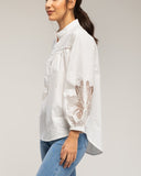 Camisa con cuello mao, detalle de vainica y bordados decorativos en las mangas (Blanco) - Tantra Spain