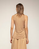 camiseta manga corta cuello pico seda delante punto detras (Camel) - Tantra Spain