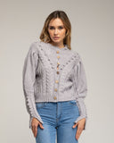 Chaqueta de punto de crochet con detalles de pompones y flores. (GRIS) - Tantra Spain