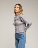 Chaqueta de punto de crochet con detalles de pompones y flores. (GRIS) - Tantra Spain