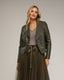 Chaqueta estilo perfecta metalizada con detalles de punto en el cuello, costado y manga. Cierre de cremallera. - Tantra Spain