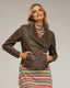 Chaqueta estilo perfecta metalizada con detalles de punto en el cuello, costado y manga. Cierre de cremallera. - Tantra Spain