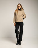 Chaqueta impermeable con capucha y bolsillos. Beige. - Tantra Spain