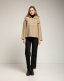 Chaqueta impermeable con capucha y bolsillos. Beige. - Tantra Spain
