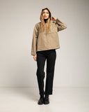 Chaqueta impermeable con capucha y bolsillos. Beige. - Tantra Spain