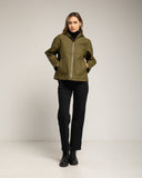 Chaqueta impermeable con capucha y bolsillos. Khaki. - Tantra Spain